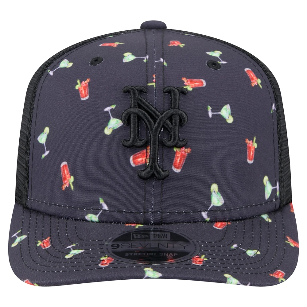 Casquette extensible à bouton-pression New Era noire New York Mets Adventure Drinks Pattern 9SEVENTY pour homme