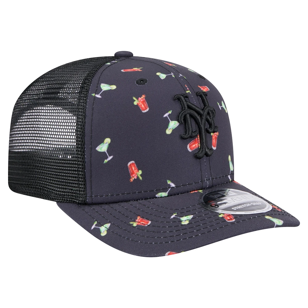 Casquette extensible à bouton-pression New Era noire New York Mets Adventure Drinks Pattern 9SEVENTY pour homme