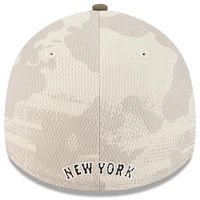 Men's New Era Light Beige/Olive York Mets 2025 Armed Forces Day 39THIRTY Flex Hat
