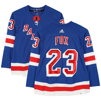 Maillot Adidas authentique dédicacé par Adam Fox des Rangers de New York bleu avec inscription « No Quit in NY »