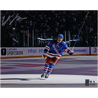 Photographie autographiée d'Adam Fox des Rangers de New York, 16" x 20" après le match