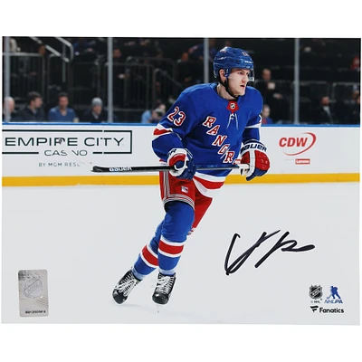 Photographie de patinage autographiée par Adam Fox des Rangers de New York, maillot bleu, 8" x 10"