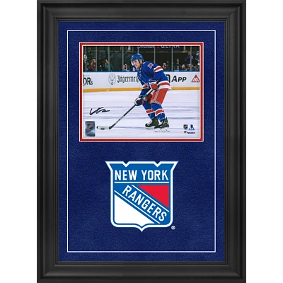 Photographie encadrée de luxe autographiée par Adam Fox des Rangers de New York, maillot bleu de 20,3 x 25,4 cm, patinant avec une rondelle