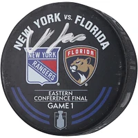 Rondelle d'échauffement autographiée par Adam Fox des Rangers de New York lors du premier match de la finale de la Conférence de l'Est lors des séries éliminatoires de la Coupe Stanley 2024 contre les Panthers de la Floride