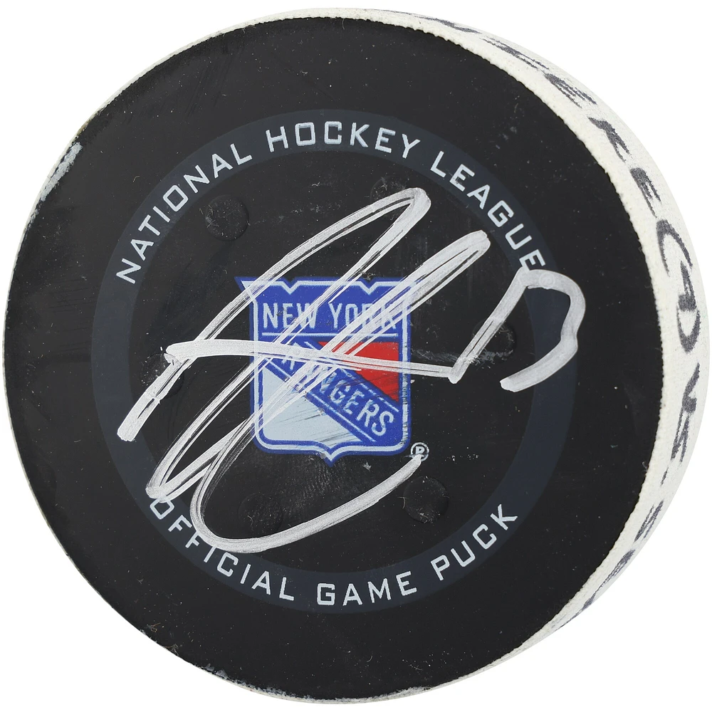 Rondelle de but autographiée par Alexis Lafreniere des Rangers de New York lors du match du 30 janvier 2022 contre le Kraken de Seattle