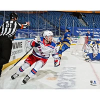 Photographie non signée de célébration du premier but la LNH d'Alexis Lafreniere des Rangers New York