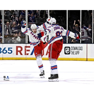 Photographie non signée de célébration but d'Artemi Panarin et Mika Zibanejad des Rangers New York