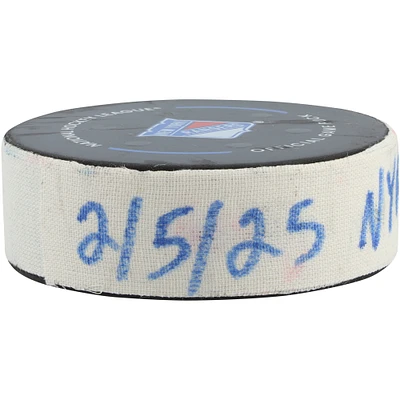 Rondelle de but utilisée par Artemi Panarin des Rangers de New York contre les Bruins de Boston le 5 février 2025