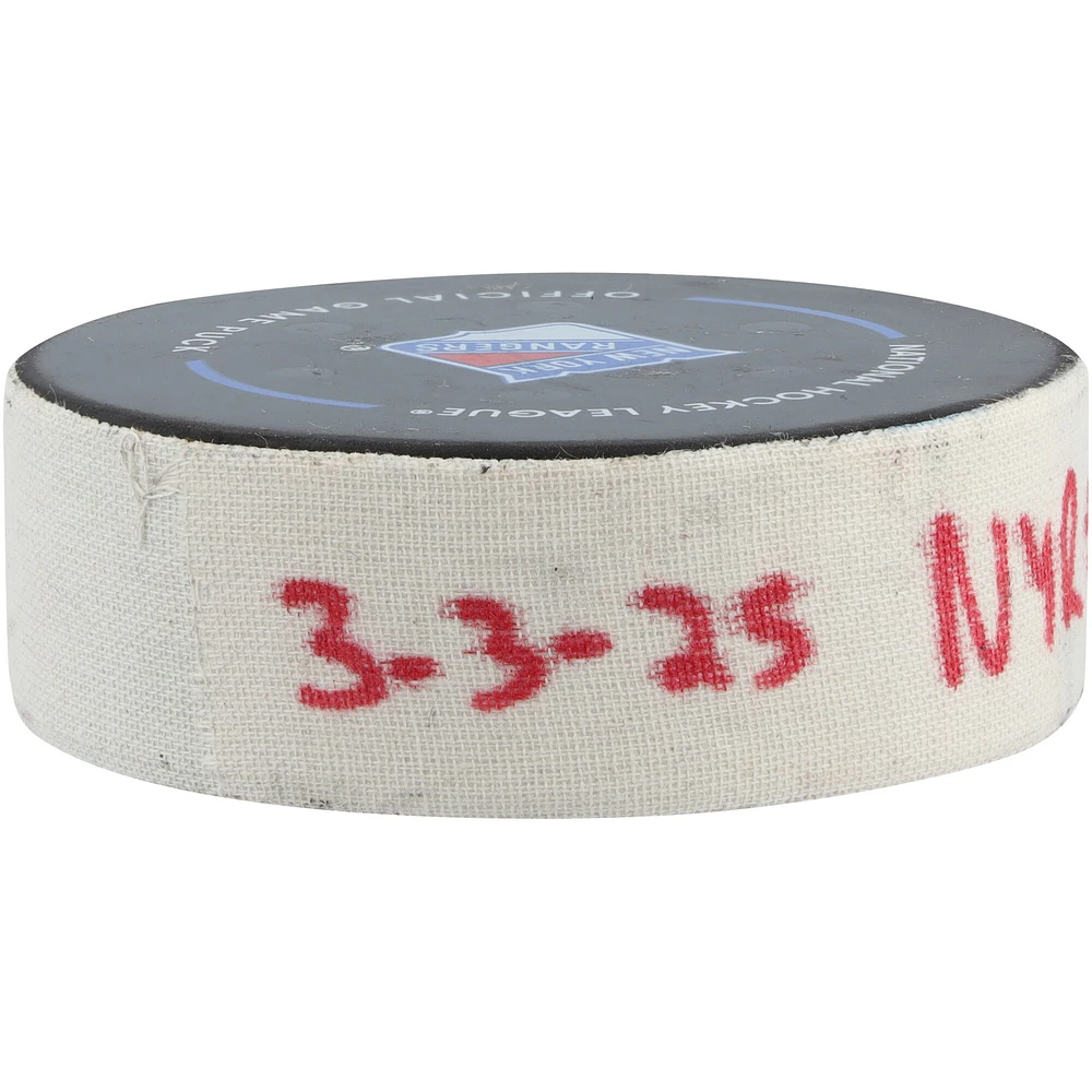 Rondelle de but utilisée par Artemi Panarin des Rangers de New York contre les Islanders de New York le 3 mars 2025
