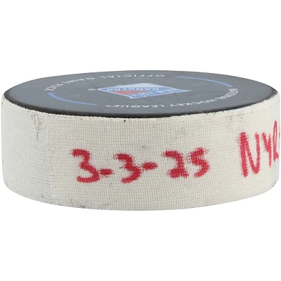 Rondelle de but utilisée par Artemi Panarin des Rangers de New York contre les Islanders de New York le 3 mars 2025