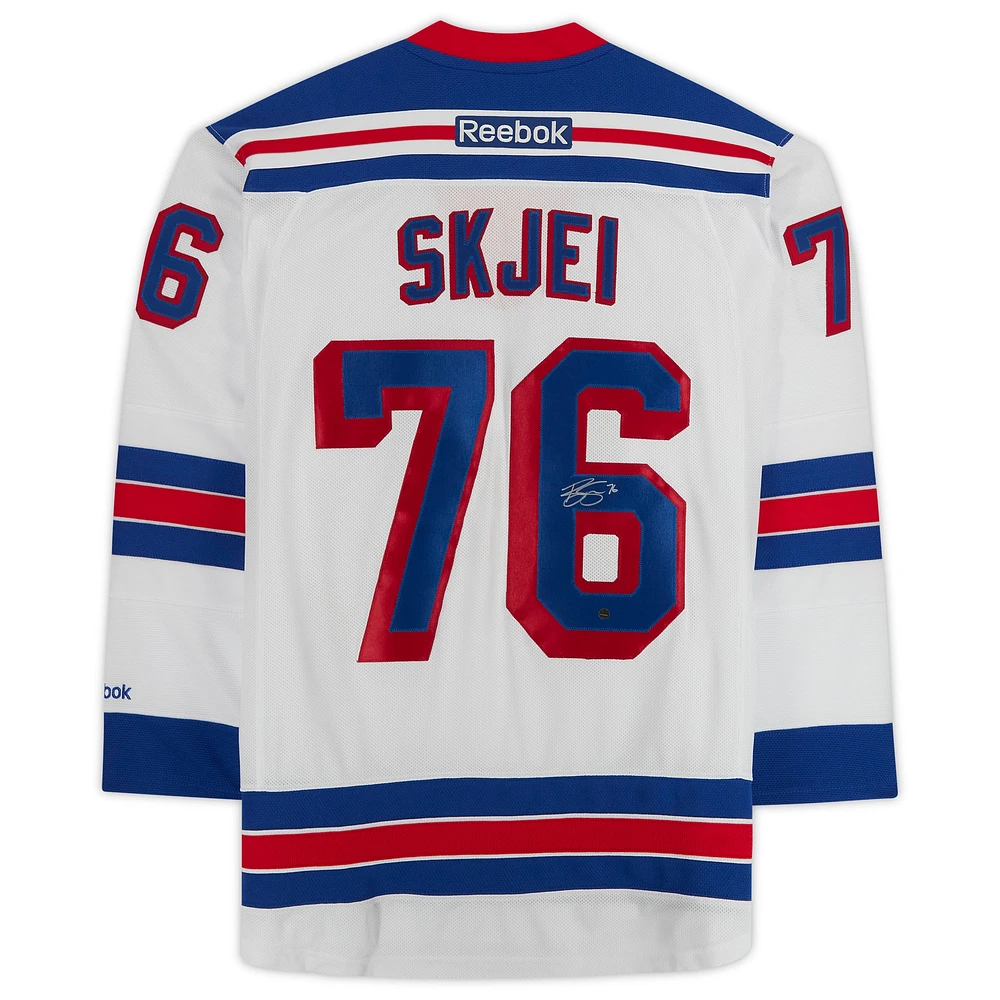 Maillot Reebok Premier blanc dédicacé par Brady Skjei des Rangers de New York