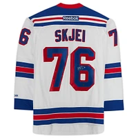 Maillot Reebok Premier blanc dédicacé par Brady Skjei des Rangers de New York