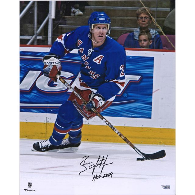 Photographie autographiée des Rangers de New York de Brian Leetch de 16 "x 20" en maillot bleu avec inscription "HOF 2009"