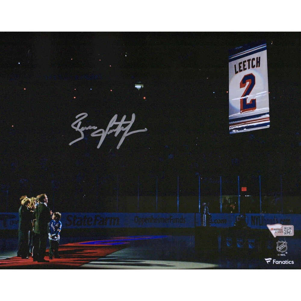 Brian Leetch New York Rangers autographié 8 '' x 10 '' Jersey bannière de retraite photographie de levage