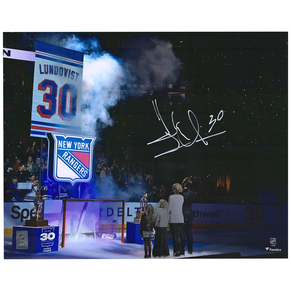 Photographie autographiée de 16'' x 20'' de Henrik Lundqvist lors de la levée d'une bannière des Rangers de New York