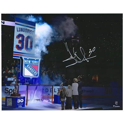 Photographie autographiée de 16'' x 20'' de Henrik Lundqvist lors de la levée d'une bannière des Rangers de New York