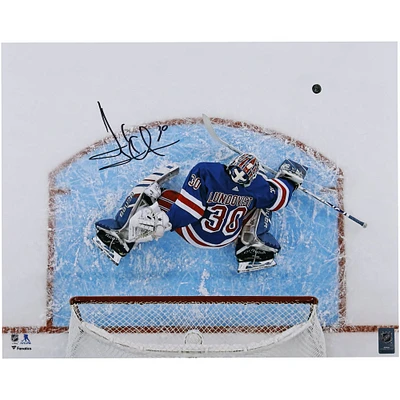 Henrik Lundqvist, Rangers de New York, bloqueur autographié 16" x 20" Enregistrer la photo