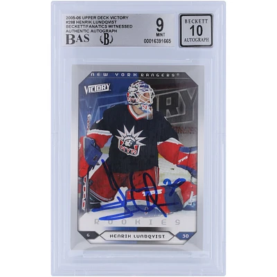 Carte de recrue 9/10 authentifiée signée par Henrik Lundqvist des Rangers de New York, Upper Deck Victory #288 2005-06, présentée par les fanatiques de Beckett