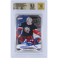 Carte de recrue autographiée 9,5/10 Upper Deck Victory #288 Beckett 2005-06 par Henrik Lundqvist des Rangers de New York, carte authentifiée 9,5/10 par les fanatiques témoins