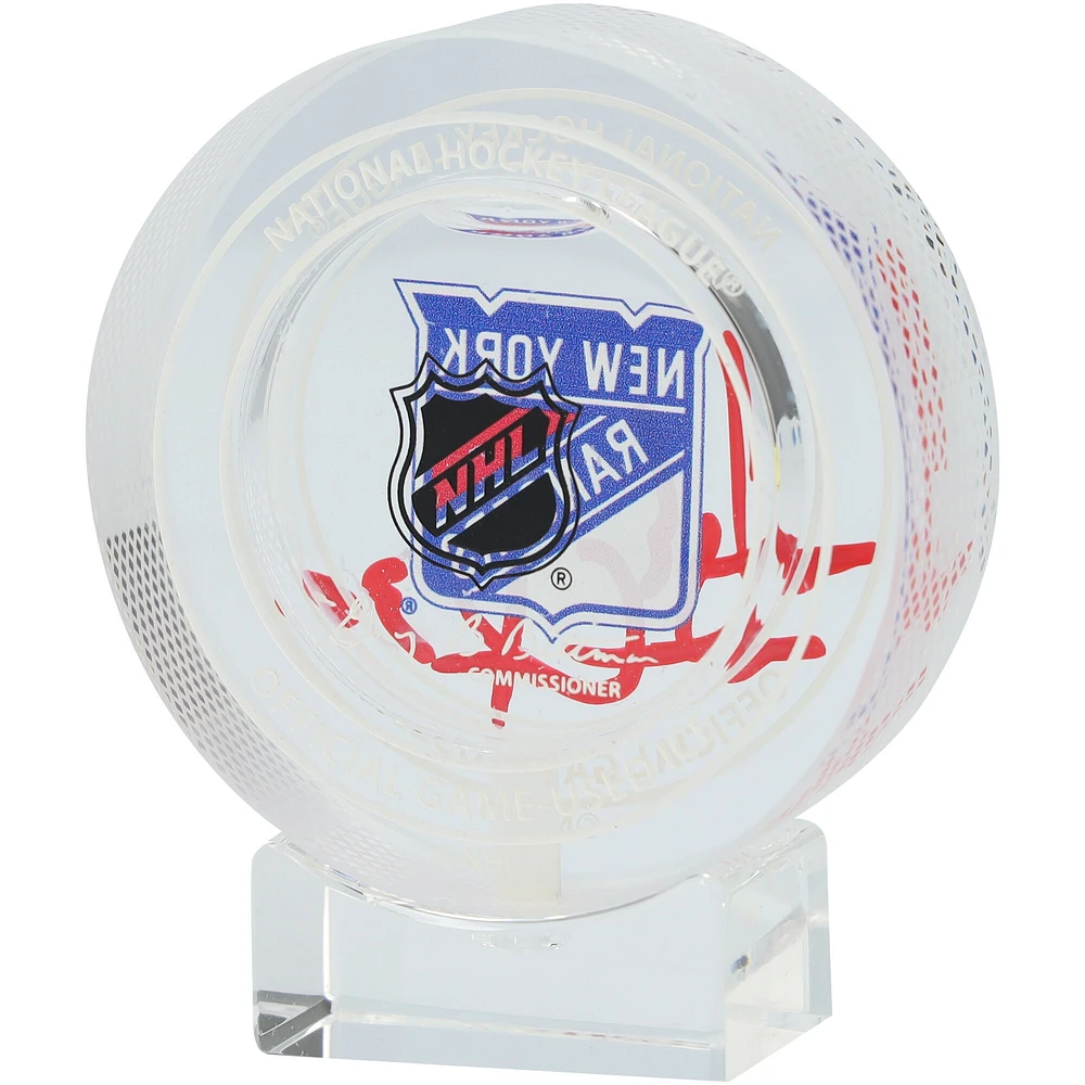 Rondelle de cristal autographiée par Henrik Lundqvist des Rangers de New York - Remplie de glace lors d'un match des Rangers pendant la saison 2023-2024