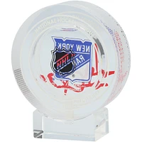 Rondelle de cristal autographiée par Henrik Lundqvist des Rangers de New York - Remplie de glace lors d'un match des Rangers pendant la saison 2023-2024