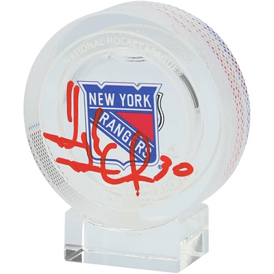 Rondelle de cristal autographiée par Henrik Lundqvist des Rangers de New York - Remplie de glace lors d'un match des Rangers pendant la saison 2023-2024