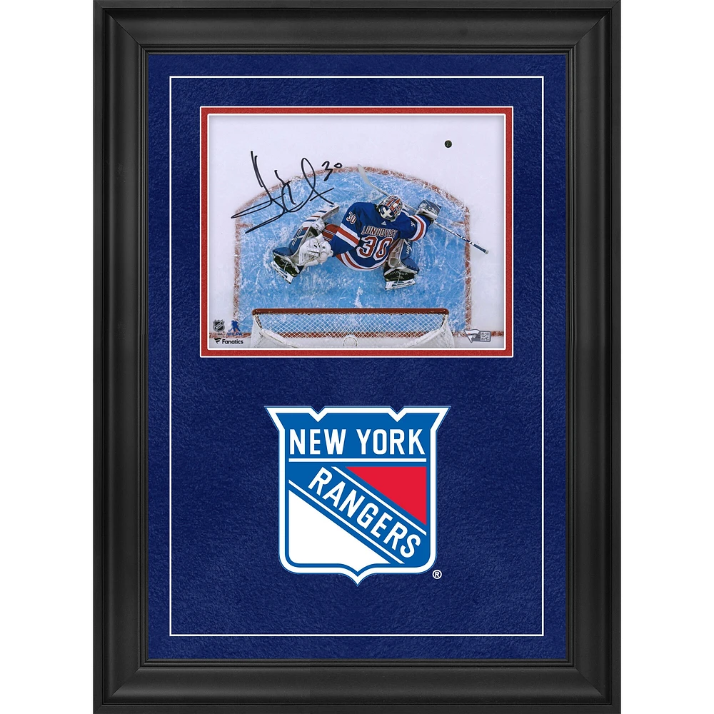 Photographie encadrée de luxe autographiée par Henrik Lundqvist des Rangers de New York, maillot bleu, 20 x 25 cm