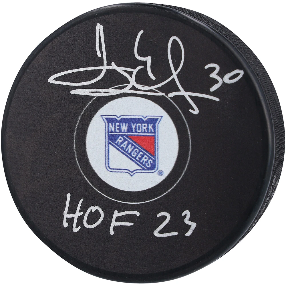 Rondelle de hockey autographiée par Henrik Lundqvist des Rangers de New York avec l'inscription « HOF 23 »