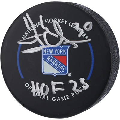 Rondelle de match officielle autographiée par Henrik Lundqvist des Rangers de New York avec l'inscription « HOF 23 »