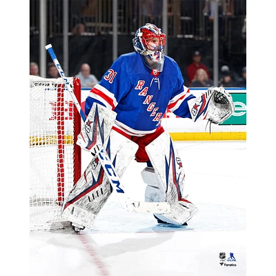 Maillot bleu non signé des Rangers de New York d'Igor Shesterkin devant le filet