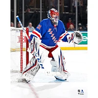 Maillot bleu non signé des Rangers de New York d'Igor Shesterkin devant le filet