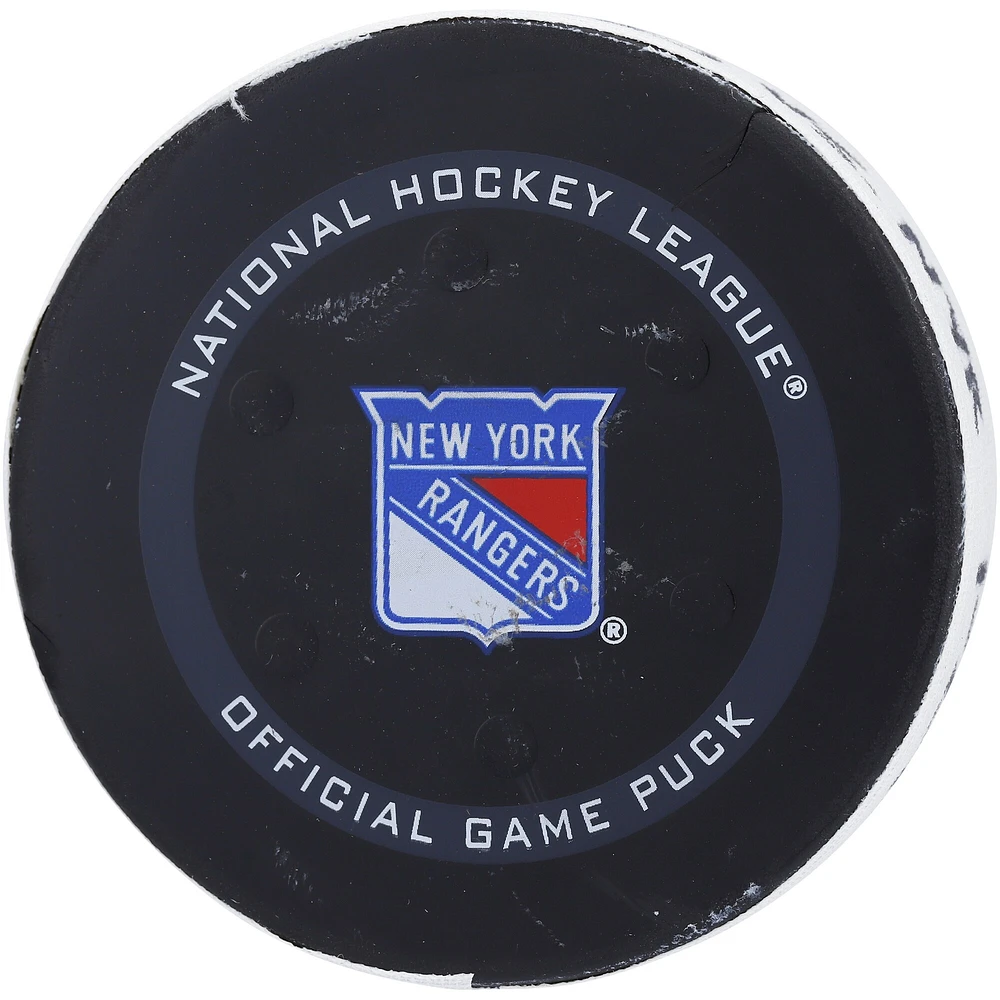 Rondelle de but utilisée par Kaapo Kakko des Rangers de New York lors du match du 28 septembre 2021 contre les Bruins de Boston