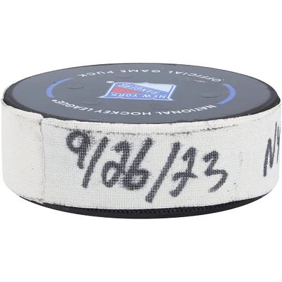 Rondelle de but utilisée par Kaapo Kakko des Rangers de New York contre les Islanders de New York le 26 septembre 2023