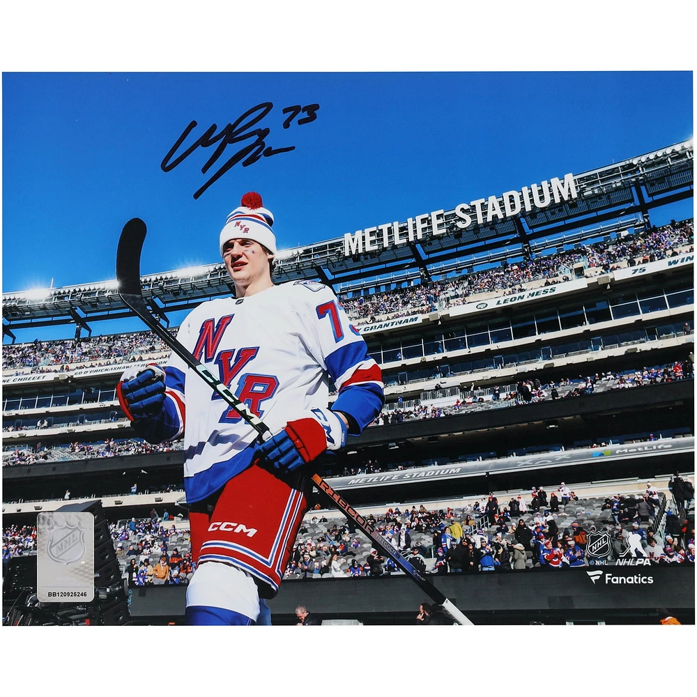Photographie d'avant-match dédicacée de 20,3 x 25,4 cm de Matt Rempe des Rangers de New York lors de la Stadium Series
