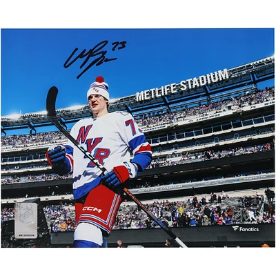 Photographie d'avant-match dédicacée de 20,3 x 25,4 cm de Matt Rempe des Rangers de New York lors de la Stadium Series