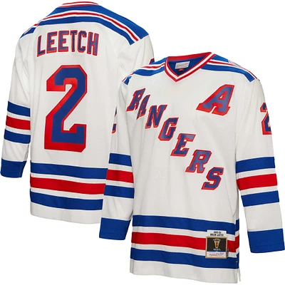 Mitchell & Ness Brian Leetch blanc des Rangers de New York, patch capitaine alternatif 1993/94, maillot joueur la ligne bleue