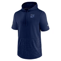 Sweat à capuche manches courtes Authentic Pro Travel and Training pour homme bleu marine New York Rangers