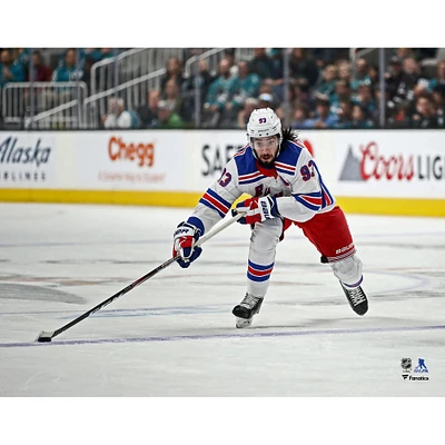Photographie de patinage du maillot blanc non signé Mika Zibanejad des Rangers New York