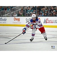 Photographie de patinage du maillot blanc non signé Mika Zibanejad des Rangers New York