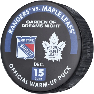 Rondelle utilisée à l'entraînement par les Rangers de New York lors de l'échauffement contre les Maple Leafs de Toronto le 15 décembre 2022