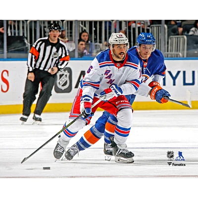 Vincent Trocheck, joueur non signé des Rangers de New York, amène la rondelle sur glace