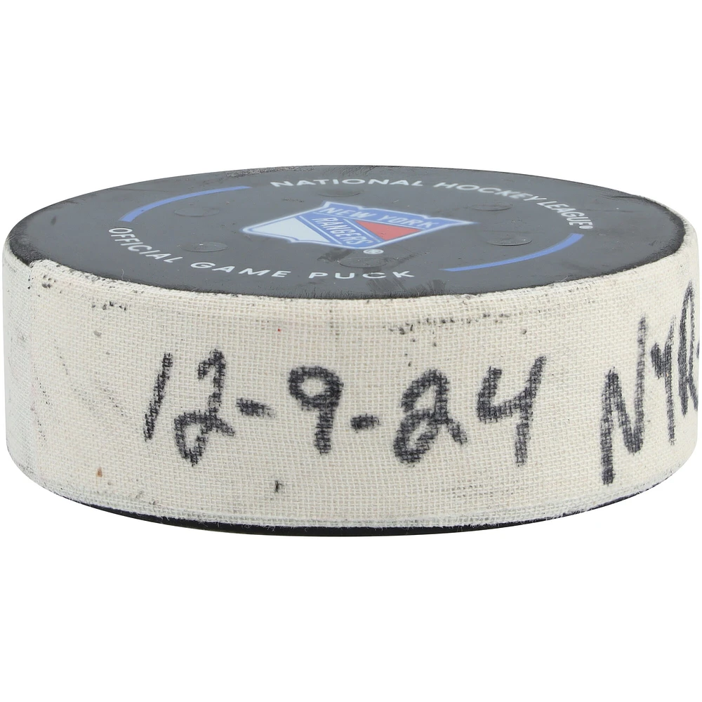Rondelle de but utilisée par Will Cuylle pour le match des Rangers de New York contre les Blackhawks de Chicago le 9 décembre 2024