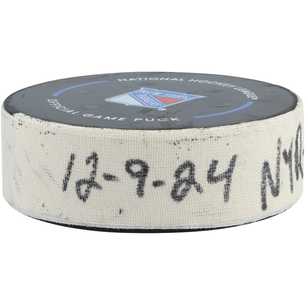 Rondelle de but utilisée par Will Cuylle pour le match des Rangers de New York contre les Blackhawks de Chicago le 9 décembre 2024
