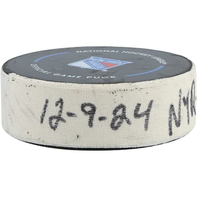 Rondelle de but utilisée par Will Cuylle pour le match des Rangers de New York contre les Blackhawks de Chicago le 9 décembre 2024