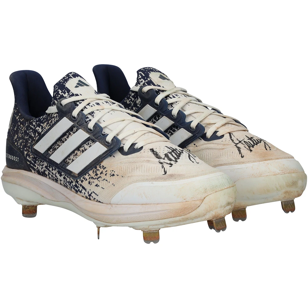 Chaussures adidas blanches/bleu marine dédicacées par Anthony Volpe, des Yankees de New York, lors du match contre les Orioles de Baltimore, le 20 juin 2024.