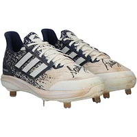 Chaussures adidas blanches/bleu marine dédicacées par Anthony Volpe, des Yankees de New York, lors du match contre les Orioles de Baltimore, le 20 juin 2024.