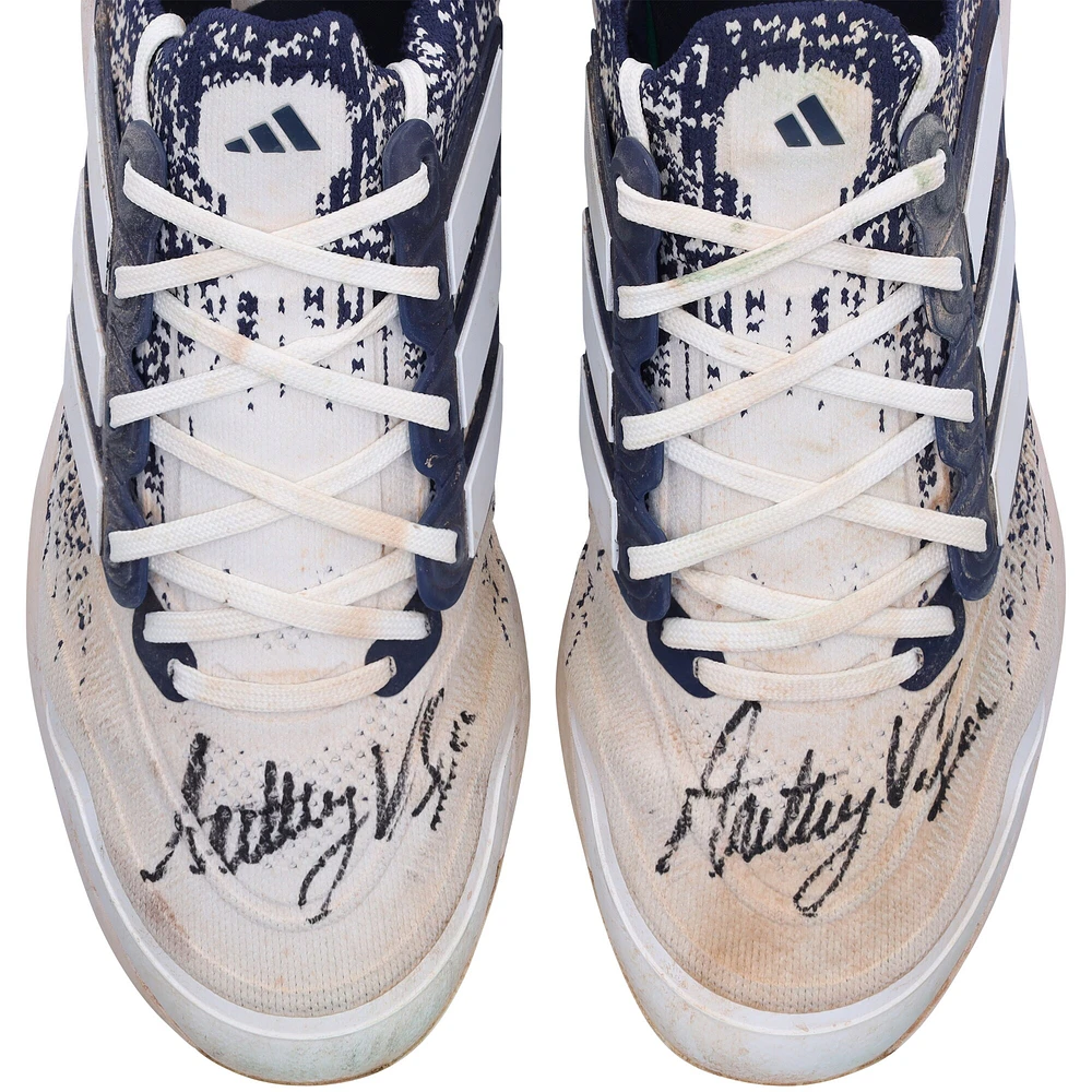 Chaussures adidas blanches/bleu marine dédicacées par Anthony Volpe, des Yankees de New York, lors du match contre les Orioles de Baltimore, le 20 juin 2024.