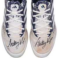 Chaussures adidas blanches/bleu marine dédicacées par Anthony Volpe, des Yankees de New York, lors du match contre les Orioles de Baltimore, le 20 juin 2024.