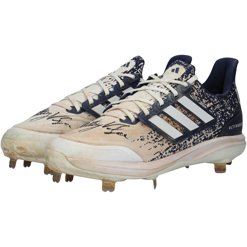 Chaussures adidas blanches/bleu marine dédicacées par Anthony Volpe, des Yankees de New York, lors du match contre les Orioles de Baltimore, le 20 juin 2024.