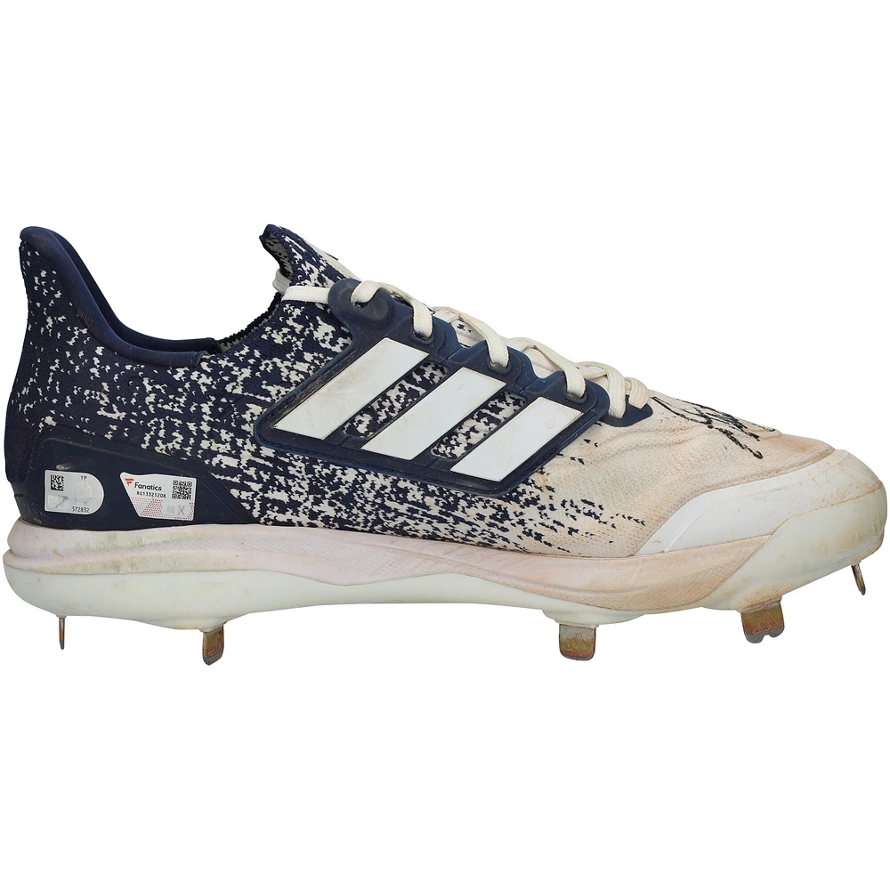 Chaussures adidas blanches/bleu marine dédicacées par Anthony Volpe, des Yankees de New York, lors du match contre les Orioles de Baltimore, le 20 juin 2024.